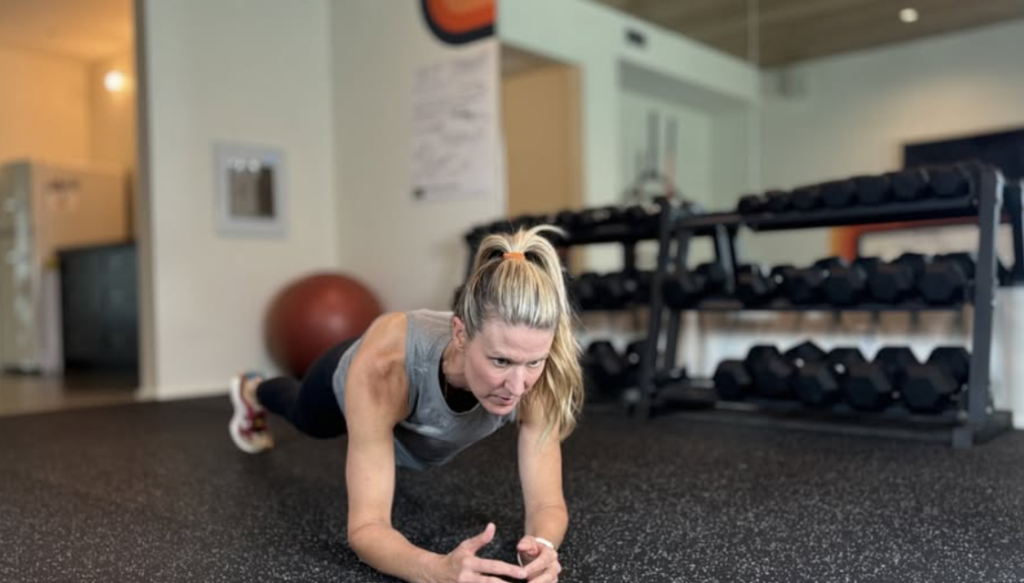 Amber Ramga personal trainer demonstrating core strength exercise for women over 40